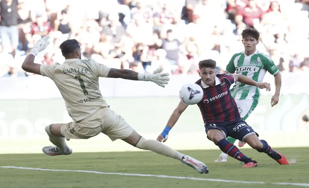 FOTOGRAFÍA. VALENCIA (ESPAÑA), 29 DE AGOSTO DE 2026. El centrocampista del Levante Roger Brugué (d) consigue el cuarto gol de su equipo durante el partido de LaLiga EA Sports entre el Levante y el Real Betis en el estadio Ciutat de Valencia. Efe
