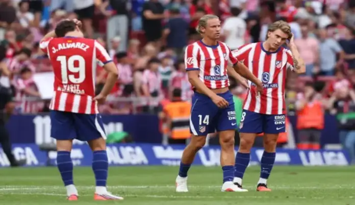 El Metropolitano pita y abronca a Julián Álvarez Diles que se vaya FOTOGRAFÍA. MADRID (ESPAÑA), 23 DE AGOSTO DE 2026. Los jugadores del Atlético (i-d) Julián Álvarez, Marcos Llorente y Pablo Barrios, al término del partido de La Liga de fútbol que Atlético de Madrid y Villarreal CF han disputado en el estadio Metropolitano. Efe