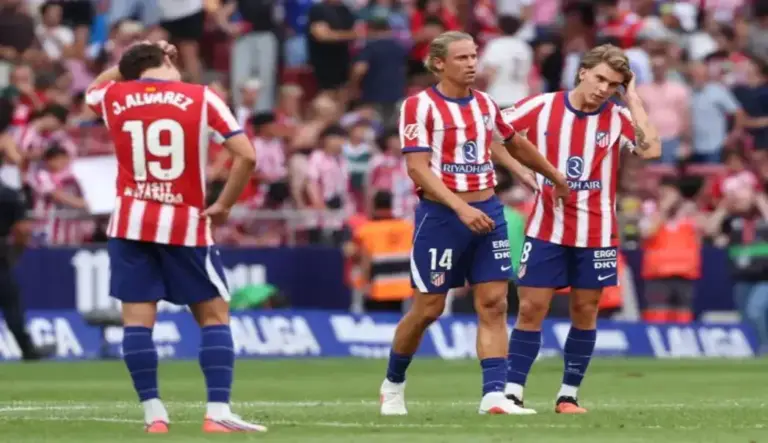 FOTOGRAFÍA. MADRID (ESPAÑA), 23 DE AGOSTO DE 2026. Los jugadores del Atlético (i-d) Julián Álvarez, Marcos Llorente y Pablo Barrios, al término del partido de La Liga de fútbol que Atlético de Madrid y Villarreal CF han disputado en el estadio Metropolitano. Efe
