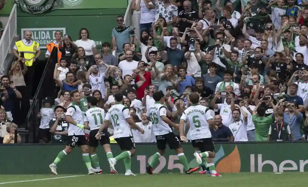 FOTOGRAFÍA. SANTANDER (CANTABRIA) ESPAÑA, 16 DE AGOSTO DE 2026. El Racing de Santander pone contra las cuerdas al Villarreal 2-2. Los jugadores del Racing de Santander celebran un gol ante el Villarreal durante el partido de la primera jornada de Liga de Primera División en El Sardinero. Efe