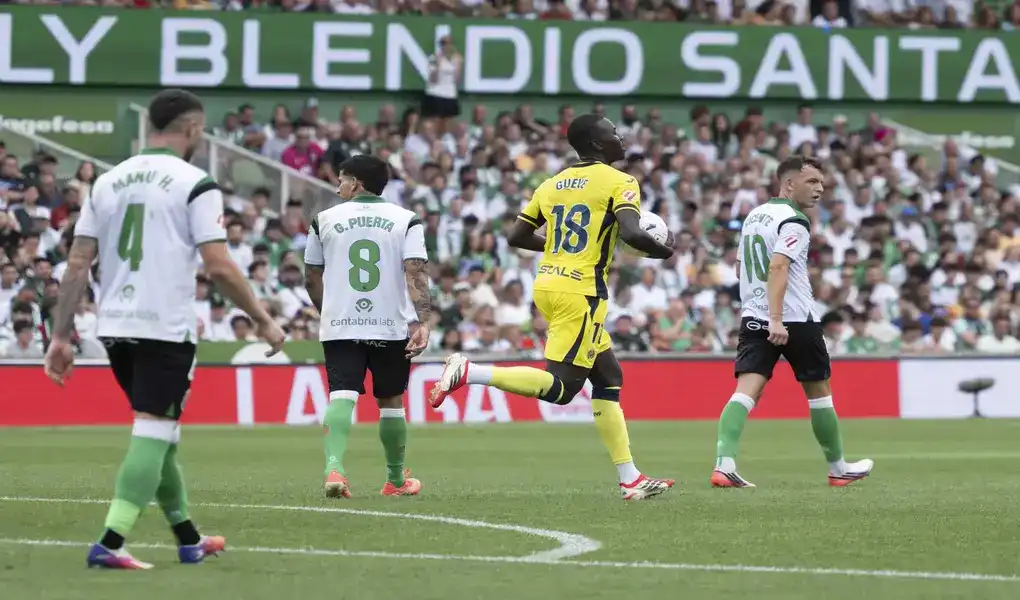 FOTOGRAFÍA. SANTANDER (CANTABRIA) ESPAÑA, 16 DE AGOSTO DE 2026. El Racing de Santander pone contra las cuerdas al Villarreal 2-2. El centrocampista del Villarreal Pape Gueye celebra tras anotar un gol durante el partido de la primera jornada de Liga de Primera División ante el Racing en Santander este domingo. Efe