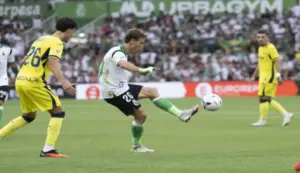 FOTOGRAFÍA. SANTANDER (CANTABRIA) ESPAÑA, 16 DE AGOSTO DE 2026. El Racing de Santander pone contra las cuerdas al Villarreal 2-2. El centrocampista del Racing Sergio Canales controla un balón durante el partido de la primera jornada de Liga de Primera División contra el Villarreal en el estadio de El Sardinero de Santander este domingo. Efe