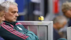FOTOGRAFÍA. GELSENKIRCHEN (ALEMANIA), 16 DE AGOSTO DE 2026. El Real Madrid golea al Schalke 04 en Gelsenkirchen (Alemania) 0-3. El entrenador del Real Madrid José Mário dos Santos Mourinho Félix (José Mourinho) observa el partido amistoso contra el Schalke 04 en Gelsenkirchen, Alemania. Efe