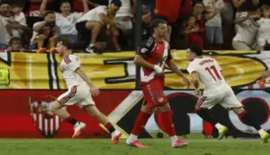 FOTOGRAFÍA. SEVILLA (ESPAÑA), 15 DE AGOSTO DE 2026. El Sevilla inicia la liga con victoria ante el Rayo Vallecano 2-1. El delantero del Sevilla Gerard Fernández "Peque" (i) celebra su gol durante el partido de la primera jornada de LaLiga que Sevilla FC y Rayo Vallecano disputan hoy sábado en el estadio Ramón Sánchez-Pizjuán. Efe