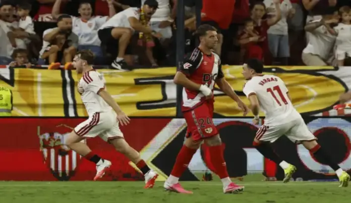 El Sevilla inicia la liga con victoria ante el Rayo Vallecano 2-1 (1) FOTOGRAFÍA. SEVILLA (ESPAÑA), 15 DE AGOSTO DE 2026. El Sevilla inicia la liga con victoria ante el Rayo Vallecano 2-1. El delantero del Sevilla Gerard Fernández "Peque" (i) celebra su gol durante el partido de la primera jornada de LaLiga que Sevilla FC y Rayo Vallecano disputan hoy sábado en el estadio Ramón Sánchez-Pizjuán. Efe