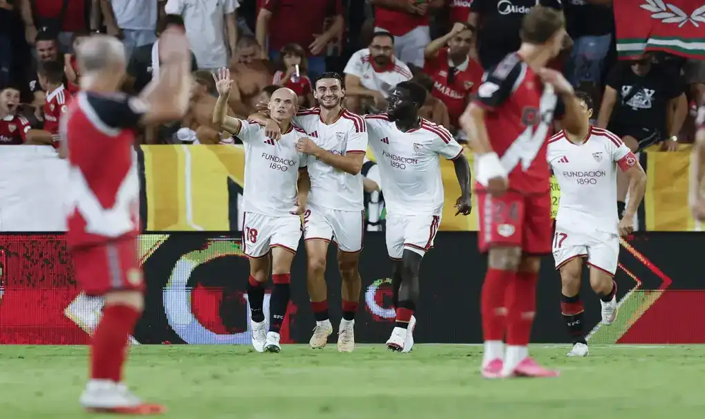 FOTOGRAFÍA. SEVILLA (ESPAÑA), 15 DE AGOSTO DE 2026. El Sevilla inicia la liga con victoria ante el Rayo Vallecano 2-1. El centrocampista del Sevilla Jon Guridi (i) celebra su gol con sus compañeros durante el partido de la primera jornada de LaLiga que Sevilla FC y Rayo Vallecano disputan hoy sábado en el estadio Ramón Sánchez-Pizjuán. Efe
