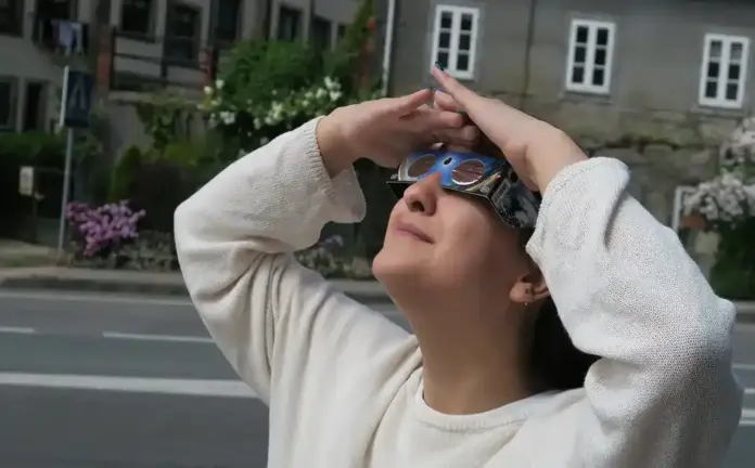 FOTOGRAFÍA. LA CORUÑA (COMUNIDAD AUTÓNOMA DE GALICIA) ESPAÑA, 12 DE AGOSTO DE 2026. El eclipse de Sol ha comenzado a ser visible como parcial en España pasadas las 19:30 horas (hora peninsular) en el norte de Galicia, desde donde la sombra recorrerá durante aproximadamente dos horas gran parte del país de oeste a este, en un fenómeno astronómico que ha congregado a millones de personas en cientos de puntos de observación. Efe