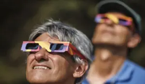 FOTOGRAFÍA. BRAGANÇA (PORTUGAL), 12 DE AGOSTO DE 2026. El eclipse solar ha comenzado a las 17:34 horas (15:34 GMT) y durará 264 minutos (4:30 horas). La gente se prepara para ver un eclipse solar total en Río de Onor, Bragança, Portugal. Efe