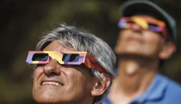 El eclipse solar ha comenzado a las 1734 horas (1534 GMT) y durará 264 minutos (430 horas) FOTOGRAFÍA. BRAGANÇA (PORTUGAL), 12 DE AGOSTO DE 2026. El eclipse solar ha comenzado a las 17:34 horas (15:34 GMT) y durará 264 minutos (4:30 horas). La gente se prepara para ver un eclipse solar total en Río de Onor, Bragança, Portugal. Efe