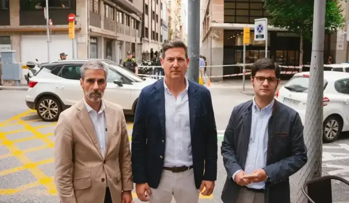El gobierno mentiroso e incompetente de Collboni negó socavón de Sarrià-Sant Gervasi, Gonzalo de Oro-Pulido Plaza, Sergio Macián de Greef, Carlos Oliva Lucio FOTOGRAFÍA. DISTRITO DE SARRIÀ-SANT GERVASI (BARCELONA) CATALUÑA (ESPAÑA), 31 DE AGOSTO DE 2026. En la imagen, los dirigentes patriota de VOX, el presidente del Grupo Municipal en el Ayuntamiento de Barcelona, Gonzalo de Oro-Pulido Plaza (i); el presidente del Comité Ejecutivo Provincial en Tarragona y diputado en el Parlamento de Cataluña, Sergio Marcián de Greef (c); y el consejero en el Distrito de Sarrià-Sant Gervasi, Carlos Oliva Lucio (d), registrados este lunes, inicio de curso político, en el Distrito de Sarrià-Sant Gervasi de la ciudad de Barcelona. Lasvocesdlepueblo (Ñ Pueblo)