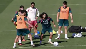 FOTOGRAFÍA. VALDEBEBAS (MADRID) ESPAÑA, 29 DE AGOSTO DE 2026. El defensa del Real Madrid Cucurella (c) en el entrenamiento del equipo en la ciudad deportiva Valdebebas, Madrid (Comunidad de Madrid) España. Efe
