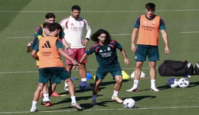 El once titular del Real Madrid con 5 cambios ante la Real Sociedad FOTOGRAFÍA. VALDEBEBAS (MADRID) ESPAÑA, 29 DE AGOSTO DE 2026. El defensa del Real Madrid Cucurella (c) en el entrenamiento del equipo en la ciudad deportiva Valdebebas, Madrid (Comunidad de Madrid) España. Efe