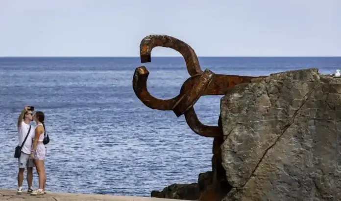 El verano meteorológico acaba con nueva subida de temperaturas FOTOGRAFÍA. SAN SEBASTIÁN (LAS VASCONGADAS) ESPAÑA, 29 DE AGOSTO DE 2026. El verano meteorológico acaba con nueva subida de temperaturas. Una pareja esta semana junto a la escultura el Peine del Viento, de Eduardo Chillida, en San Sebastián (Las Vascongadas) España. Efe