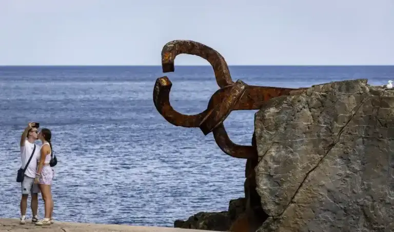 FOTOGRAFÍA. SAN SEBASTIÁN (LAS VASCONGADAS) ESPAÑA, 29 DE AGOSTO DE 2026. El verano meteorológico acaba con nueva subida de temperaturas. Una pareja esta semana junto a la escultura el Peine del Viento, de Eduardo Chillida, en San Sebastián (Las Vascongadas) España. Efe