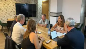 FOTOGRAFÍA. CEUTA (ESPAÑA), 20 DE AGOSTO DE 2026. La presidente del Colegio de Enfermería de Ceuta, Rosa María Fuentes Rosas (Rosa Fuentes) (c-d); ha mantenido un encuentro de trabajo de "carácter privado" con el presidente nacional del Partido Popular (PP), Alberto Núñez Feijóo (c-i); en el que también participaron el presidente de la Ciudad Autónoma de Ceuta por el PP, Juan Jesús Vivas Lara (i-i); la consejera de Sanidad, Nabila Benzina Pavón (d-i); y el presidente del Colegio de Médicos de Ceuta, José Enrique Roviralta Arango (i-d). Colegio de Enfermería de Ceuta/Lasvocesdelpueblo (Ñ Pueblo)
