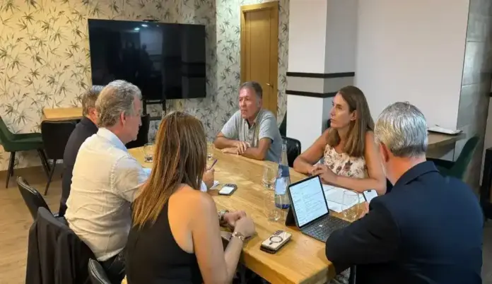 FOTOGRAFÍA. CEUTA (ESPAÑA), 20 DE AGOSTO DE 2026. La presidente del Colegio de Enfermería de Ceuta, Rosa María Fuentes Rosas (Rosa Fuentes) (c-d); ha mantenido un encuentro de trabajo de "carácter privado" con el presidente nacional del Partido Popular (PP), Alberto Núñez Feijóo (c-i); en el que también participaron el presidente de la Ciudad Autónoma de Ceuta por el PP, Juan Jesús Vivas Lara (i-i); la consejera de Sanidad, Nabila Benzina Pavón (d-i); y el presidente del Colegio de Médicos de Ceuta, José Enrique Roviralta Arango (i-d). Colegio de Enfermería de Ceuta/Lasvocesdelpueblo (Ñ Pueblo)