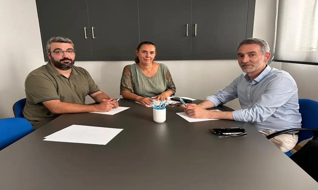FOTOGRAFÍA. CEUTA (ESPAÑA), 22 DE AGOSTO DE 2026. La presidente del Colegio de Enfermería de Ceuta, Rosa María Fuentes Rosas (Rosa Fuentes) (c); mantuvo una reunión de trabajo con los representantes del Partido Socialista (PSOE) de Ceuta: diputado en la Asamblea de Ceuta y vicepresidente Primero de la Asamblea de Ceuta, Melchor León Encomienda (i); y el diputado y portavoz del Grupo Parlamentario del PSOE de la Asamblea de Ceuta, Sebastian Guerrero Martín (d); a quienes expuso la situación que atraviesan actualmente las profesionales de Enfermería.