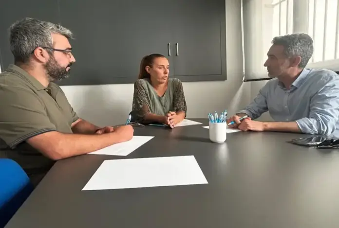 Enfermería de Ceuta reclama al PSOE soluciones ante saturación sanitaria, Rosa María Fuentes Rosas (c), Melchor León Encomienda (i), Sebastian Guerrero Martín (d) (2) FOTOGRAFÍA. CEUTA (ESPAÑA), 22 DE AGOSTO DE 2026. La presidente del Colegio de Enfermería de Ceuta, Rosa María Fuentes Rosas (Rosa Fuentes) (c); mantuvo una reunión de trabajo con los representantes del Partido Socialista (PSOE) de Ceuta: diputado en la Asamblea de Ceuta y vicepresidente Primero de la Asamblea de Ceuta, Melchor León Encomienda (i); y el diputado y portavoz del Grupo Parlamentario del PSOE de la Asamblea de Ceuta, Sebastian Guerrero Martín (d); a quienes expuso la situación que atraviesan actualmente las profesionales de Enfermería.