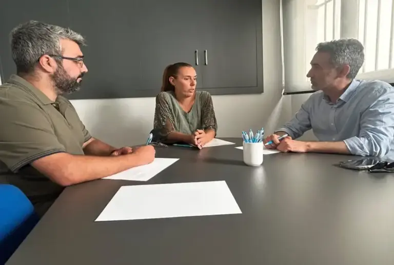 FOTOGRAFÍA. CEUTA (ESPAÑA), 22 DE AGOSTO DE 2026. La presidente del Colegio de Enfermería de Ceuta, Rosa María Fuentes Rosas (Rosa Fuentes) (c); mantuvo una reunión de trabajo con los representantes del Partido Socialista (PSOE) de Ceuta: diputado en la Asamblea de Ceuta y vicepresidente Primero de la Asamblea de Ceuta, Melchor León Encomienda (i); y el diputado y portavoz del Grupo Parlamentario del PSOE de la Asamblea de Ceuta, Sebastian Guerrero Martín (d); a quienes expuso la situación que atraviesan actualmente las profesionales de Enfermería.