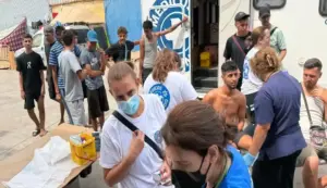 FOTOGRAFÍA. CEUTA (ESPAÑA), 19 DE AGOSTO DE 2026. La presidente del Colegio de Enfermería de Ceuta, Rosa Fuentes, registrada este miércoles 19 de agosto de 2026 en primera línea asistencial en la crisis migratoria de Ceuta. La petición de las enfermeras de Ceuta al Gobierno de Pedro Sánchez Pérez-Castejón es clara: "declarar el estado de alarma". "Hemos sufrido una invasión y una vulneración de la integridad territorial, confirmado por el mismo presidente del Gobierno y podemos volver a sufrirlo en cualquier momento porque nuestra frontera sigue siendo muy vulnerable", denuncia la ceutí y profesional de la salud pública en la Ciudad Autónoma de Ceuta Rosa Fuentes. Médicos del Mundo/Colegio de Enfermería de Ceuta/Lasvocesdelpueblo (Ñ Pueblo)