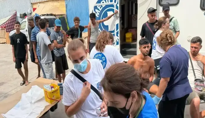 Enfermería de Ceuta y CGE piden estado de alarma ante colapso sanitario (1) FOTOGRAFÍA. CEUTA (ESPAÑA), 19 DE AGOSTO DE 2026. La presidente del Colegio de Enfermería de Ceuta, Rosa Fuentes, registrada este miércoles 19 de agosto de 2026 en primera línea asistencial en la crisis migratoria de Ceuta. La petición de las enfermeras de Ceuta al Gobierno de Pedro Sánchez Pérez-Castejón es clara: "declarar el estado de alarma". "Hemos sufrido una invasión y una vulneración de la integridad territorial, confirmado por el mismo presidente del Gobierno y podemos volver a sufrirlo en cualquier momento porque nuestra frontera sigue siendo muy vulnerable", denuncia la ceutí y profesional de la salud pública en la Ciudad Autónoma de Ceuta Rosa Fuentes. Médicos del Mundo/Colegio de Enfermería de Ceuta/Lasvocesdelpueblo (Ñ Pueblo)