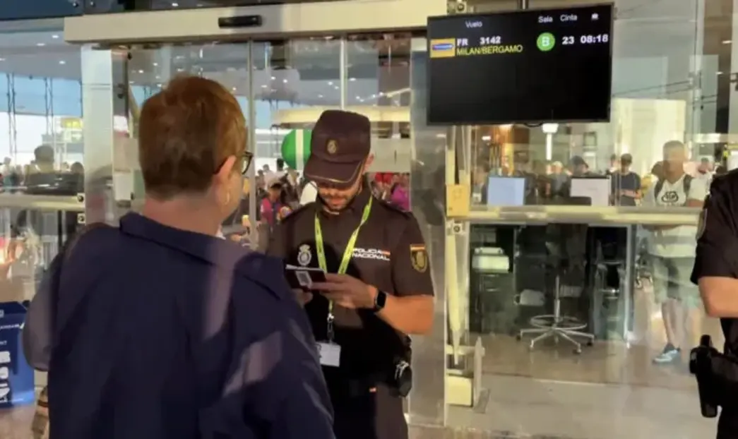 FOTOGRAFÍA. BARCELONA (CATALUÑA) ESPAÑA, 08 DE AGOSTO DE 2026. España inicia los controles fronterizos con Italia por Ceuta. La Policía española efectúa controles aleatorios de documentación en el Aeropuerto de Barcelona a los viajeros procedentes de vuelos con origen en Italia, una vez el Gobierno ha decidido restablecer los controles fronterizos con este país. Policía Nacional/Efe