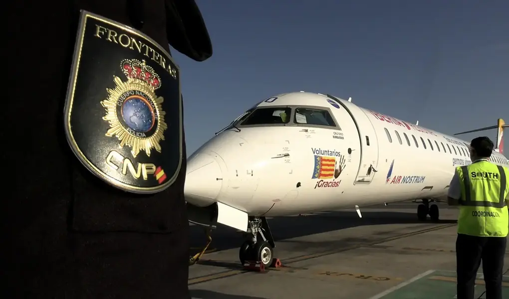 FOTOGRAFÍA. BARCELONA (CATALUÑA) ESPAÑA, 08 DE AGOSTO DE 2026. España inicia los controles fronterizos con Italia por Ceuta. La Policía española efectúa controles aleatorios de documentación en el Aeropuerto de Barcelona a los viajeros procedentes de vuelos con origen en Italia, una vez el Gobierno ha decidido restablecer los controles fronterizos con este país. Policía Nacional/Efe