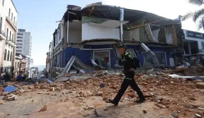 España, pendiente de la evolución del terremoto en Colombia FOTOGRAFÍA. MANIZALES (COLOMBIA), 10 DE AGOSTO DE 2026. España, pendiente de la evolución del terremoto en Colombia. Un integrante de la Policía de Colombia camina frente a una edificación afectada tras un fuerte temblor este lunes, en Manizales (Colombia). Efe
