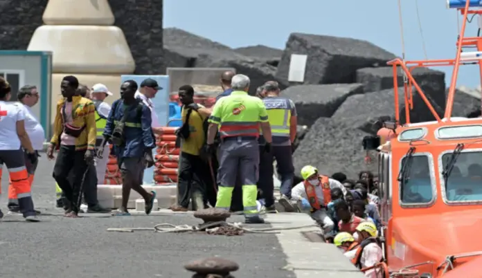 España recoge a 150 ilegales de origen Gambia, Senegal, Malí, Burkina Faso, Nigeria y Costa de Marfil (1) FOTOGRAFÍA. ISLA EL HIERRO (ISLAS CANARIAS) ESPAÑA, 04 DE AGOSTO DE 2026. España recoge a 150 ilegales de origen Gambia, Senegal, Malí, Burkina Faso, Nigeria y Costa de Marfil. La organización gubernamental española Salvamento Marítimo ha recogido este martes a los 140 inmigrantes ilegales ocupantes de un cayuco que fue encontrado al suroeste de la isla de El Hierro, en las Islas Canarias, España, y que podría ser al que se le buscaba desde el domingo por la tarde. En la imagen, llegada de los inmigrantes ilegales al muelle de La Restinga, en El Hierro. Efe