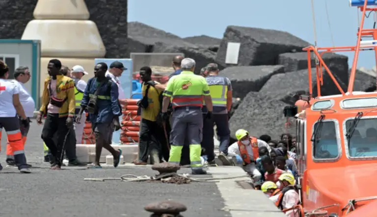 FOTOGRAFÍA. ISLA EL HIERRO (ISLAS CANARIAS) ESPAÑA, 04 DE AGOSTO DE 2026. España recoge a 150 ilegales de origen Gambia, Senegal, Malí, Burkina Faso, Nigeria y Costa de Marfil. La organización gubernamental española Salvamento Marítimo ha recogido este martes a los 140 inmigrantes ilegales ocupantes de un cayuco que fue encontrado al suroeste de la isla de El Hierro, en las Islas Canarias, España, y que podría ser al que se le buscaba desde el domingo por la tarde. En la imagen, llegada de los inmigrantes ilegales al muelle de La Restinga, en El Hierro. Efe