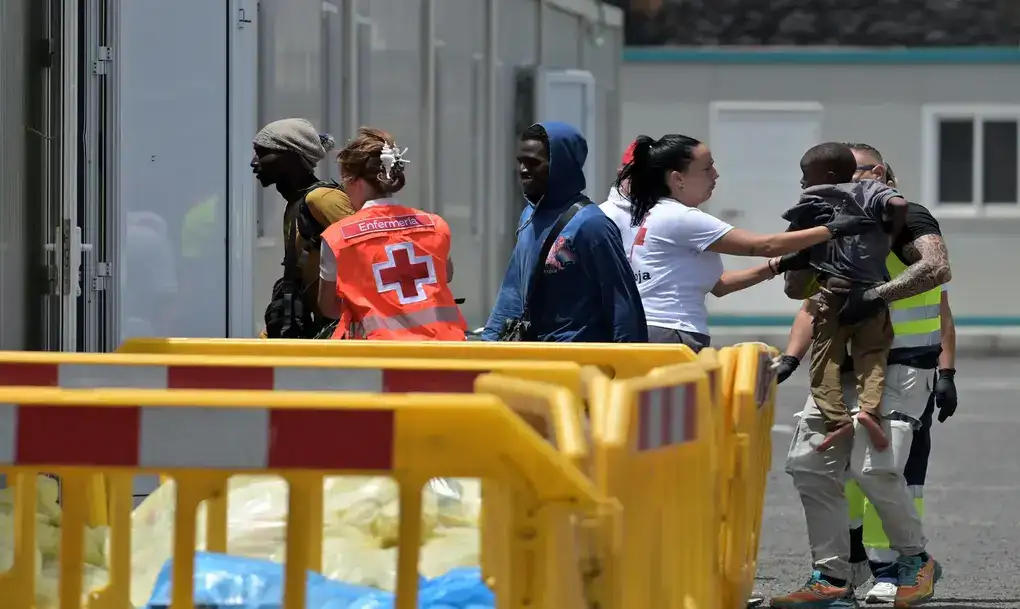 FOTOGRAFÍA. ISLA EL HIERRO (ISLAS CANARIAS) ESPAÑA, 04 DE AGOSTO DE 2026. España recoge a 150 ilegales de origen Gambia, Senegal, Malí, Burkina Faso, Nigeria y Costa de Marfil. La organización gubernamental española Salvamento Marítimo ha recogido este martes a los 140 inmigrantes ilegales ocupantes de un cayuco que fue encontrado al suroeste de la isla de El Hierro, en las Islas Canarias, España, y que podría ser al que se le buscaba desde el domingo por la tarde. En la imagen, llegada de los inmigrantes ilegales al muelle de La Restinga, en El Hierro. Efe