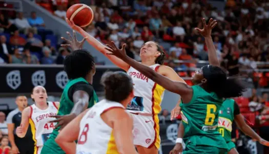FOTOGRAFÍA. ZARAGOZA (ARAGÓN) ESPAÑA, 29 DE AGOSTO DE 2026. España se da un baño de confianza ante Mali 97-58. Cazorla, jugadora de la selección española de baloncesto entra a canasta junto a la jugadora de Mali, durante el partido amistoso de preparación para el Mundial de baloncesto femenino entre las selecciones de España y Mali, este sábado en el pabellón Príncipe Felipe de Zaragoza. Efe
