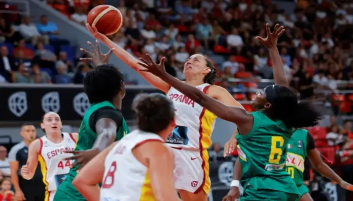 España se da un baño de confianza ante Mali 97-58 FOTOGRAFÍA. ZARAGOZA (ARAGÓN) ESPAÑA, 29 DE AGOSTO DE 2026. España se da un baño de confianza ante Mali 97-58. Cazorla, jugadora de la selección española de baloncesto entra a canasta junto a la jugadora de Mali, durante el partido amistoso de preparación para el Mundial de baloncesto femenino entre las selecciones de España y Mali, este sábado en el pabellón Príncipe Felipe de Zaragoza. Efe