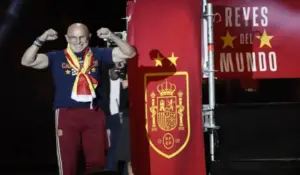 FOTOGRAFÍA. MADRID (ESPAÑA), 20 DE JULIO DE 2026. España – Inglaterra, última jornada de la liguilla de la Liga de Naciones. El técnico de la selección española Luis de la Fuente durante la celebración de la conquista del Mundial 2026 por parte del combinado español. Efe