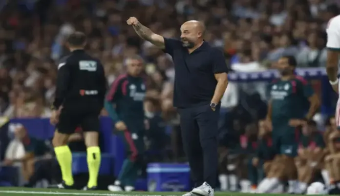 Espanyol Quedarse con 10 jugadores ante Real Madrid es muerte, el entrenador del Espanyol José Manuel González Álvarez (Manolo González) FOTOGRAFÍA. CORNELLÁ DE LLOBREGAT (BARCELONA) ESPAÑA, 22 DE AGOSTO DE 2026. Espanyol: Quedarse con 10 jugadores ante Real Madrid es muerte. El entrenador del Espanyol, José Manuel González Álvarez (Manolo González), durante el partido de La Liga de fútbol que RCD Espanyol y Real Madrid disputan este sábado en el RCDE Stadium, en Barcelona. Efe