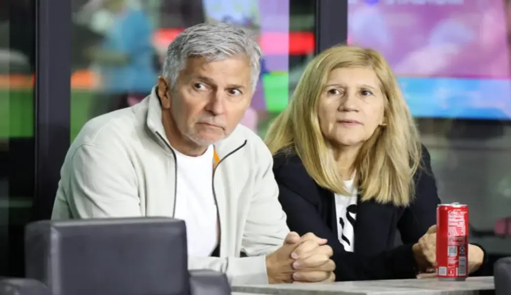 FOTOGRAFÍA. BUENOS AIRES (ARGENTINA) 29 DE NOVIEMBRE DE 2025. Fallece el padre de Messi, Jorge Horacio Messi a los 68 años en Rosario. Los padres de Lionel Andrés Messi Cuccittini (Leo Messi), Jorge Horacio Messi (i) y Celia María Cuccittini. ROSARIO (ARGENTINA), 08 DE AGOSTO DE 2026. Jorge Horacio Messi, padre del astro argentino Lionel Messi, falleció este viernes por la noche a los 68 años en Rosario, ciudad en la que estaba ingresado en un hospital atravesando una larga enfermedad, según expresaron este sábado a Efe fuentes cercanas a la familia del jugador. Había nacido en 1958 en la provincia argentina de Santa Fe y fue determinante para la carrera de su hijo Lionel, de quien fue representante y administrador del patrimonio familiar. La Liga Profesional de Fútbol, dependiente de la Asociación del Fútbol Argentino (AFA), despidió a Jorge Messi con una foto suya en redes sociales junto a su hijo a la par del siguiente texto: "En este duro momento del adiós a Jorge Messi, la comunidad LPF y el fútbol todo lo despiden con amor y abrazan a su familia y seres queridos. ¡Fuerza, Leo!". Efe