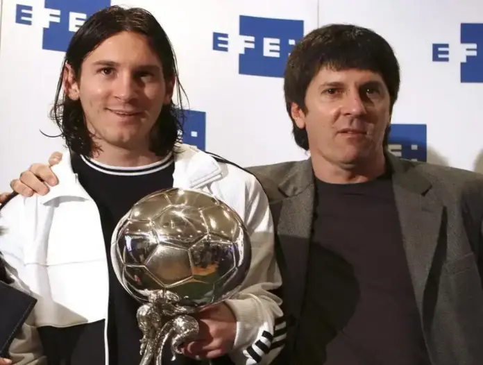 Fallece el padre de Messi, Jorge Horacio Messi a los 68 años en Rosario (2) FOTOGRAFÍA. BARCELONA (ESPAÑA), AÑO 2007. Fallece el padre de Messi, Jorge Horacio Messi a los 68 años en Rosario. El delantero argentino del F.C Barcelona, Lionel Andrés Messi Cuccittini (Leo Messi) (i) posa para los medios gráficos junto a su padre, Jorge Horacio Messi, con el trofeo Efe al mejor futbolista iberoamericano de la temporada 2006-2007 de la Liga española. Efe