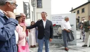 FOTOGRAFÍA. RIBADEO (LUGO) GALICIA (ESPAÑA), 18 DE AGOSTO DE 2026. Feijóo: Pedro Sánchez actúa contra España ocupándola, degradándola y desarmándola. El líder del Partido Popular (PP), Alberto Núñez Feijóo, durante su visita a la exposición fotográfica dedicada al expresidente del Gobierno de España, Leopoldo Ramón Pedro Calvo-Sotelo y Bustelo (Calvo Sotelo), con motivo del centenario de su nacimiento en Ribadeo, este martes. Efe