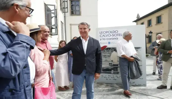FOTOGRAFÍA. RIBADEO (LUGO) GALICIA (ESPAÑA), 18 DE AGOSTO DE 2026. Feijóo: Pedro Sánchez actúa contra España ocupándola, degradándola y desarmándola. El líder del Partido Popular (PP), Alberto Núñez Feijóo, durante su visita a la exposición fotográfica dedicada al expresidente del Gobierno de España, Leopoldo Ramón Pedro Calvo-Sotelo y Bustelo (Calvo Sotelo), con motivo del centenario de su nacimiento en Ribadeo, este martes. Efe