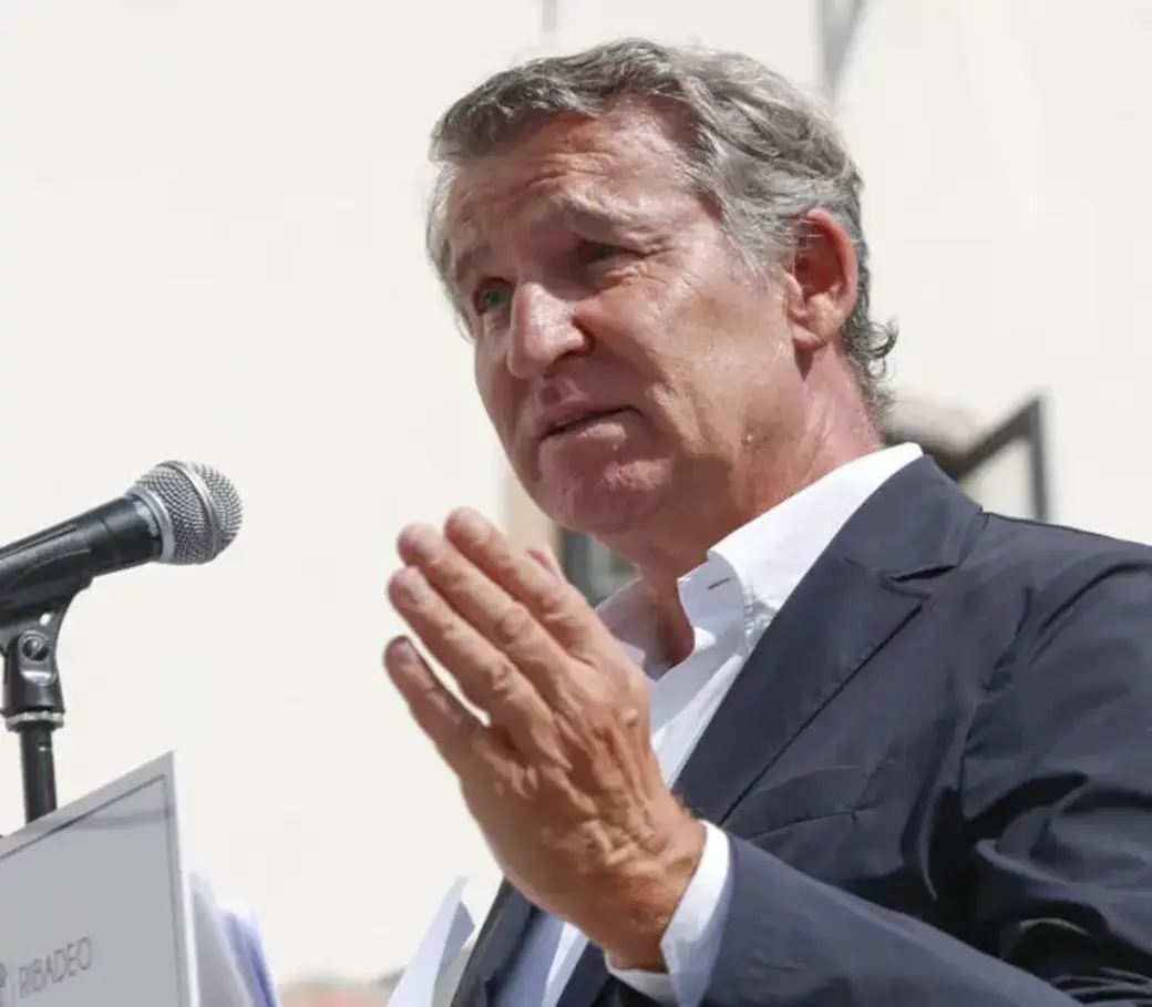 FOTOGRAFÍA. RIBADEO (LUGO) GALICIA (ESPAÑA), 18 DE AGOSTO DE 2026. Feijóo: Pedro Sánchez actúa contra España ocupándola, degradándola y desarmándola. El líder del Partido Popular (PP), Alberto Núñez Feijóo, durante su visita a la exposición fotográfica dedicada al expresidente del Gobierno de España, Leopoldo Ramón Pedro Calvo-Sotelo y Bustelo (Calvo Sotelo), con motivo del centenario de su nacimiento en Ribadeo, este martes. Efe