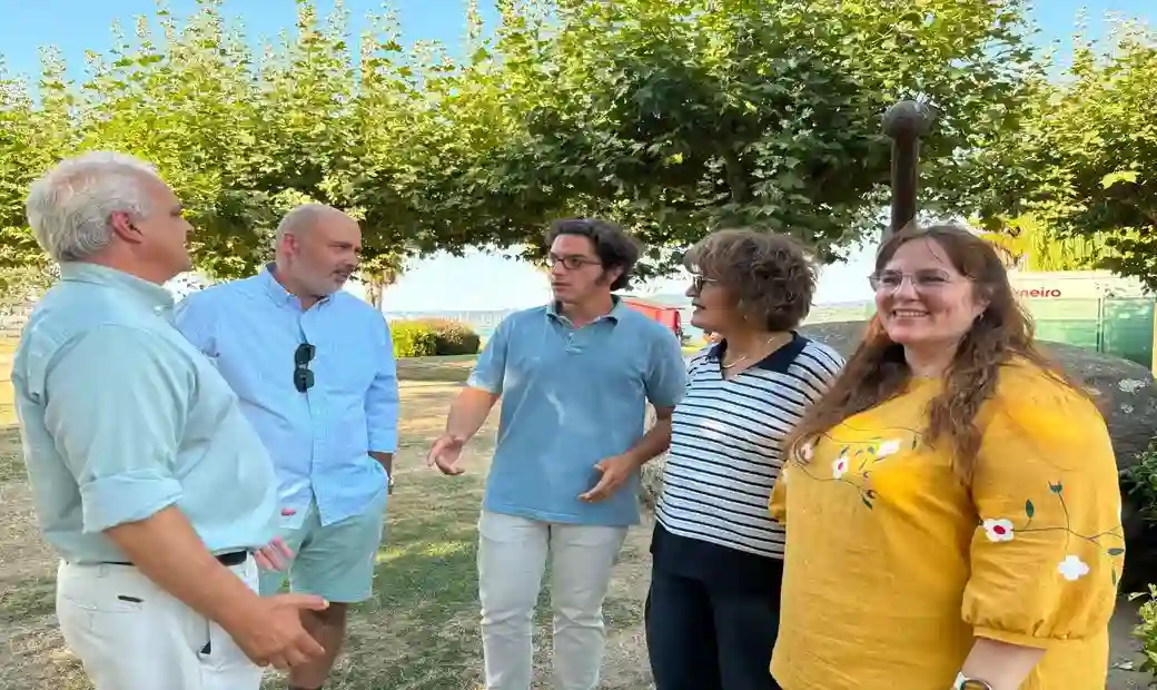 FOTOGRAFÍA. SADA (GALICIA) ESPAÑA, 18 DE AGOSTO DE 2026. Figaredo denuncia inseguridad e insalubridad en Ceuta y reclama enjuiciar a Pedro Sánchez por "traición". Este martes, desde la Avenida da Mariña 15, Paseo Marítimo, Sada, La Coruña (Galicia), el diputado en el Congreso de los Diputados y portavoz nacional de Desregulación, Energía y Economía de VOX, José María Figaredo Álvarez-Sala (José María Figaredo) (c); ha atendido a los medios de comunicación, acompañado por el presidente del Comité Ejecutivo Provincial (CEP) de VOX en La Coruña, Manuel Fuentes; y otros representantes regionales de la formación que preside Santiago Abascal Conde. Lasvocesdelpueblo (Ñ Pueblo)