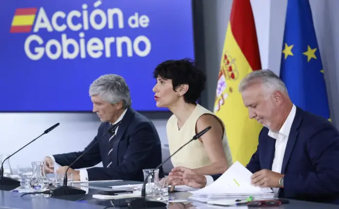 Gobierno Ceuta y Melilla son España, son nuestra frontera sur y de Europa, Fernando Grande-Marlaska Gómez, Elma Saiz Delgado, Ángel Víctor Torres, invasión Ceuta FOTOGRAFÍA. MADRID (ESPAÑA), 25 DE AGOSTO DE 2026. Gobierno: Ceuta y Melilla son España, son nuestra frontera sur y de Europa. (De izq a der) El ministro de Interior, Fernando Grande-Marlaska Gómez; la ministra portavoz y titular de Inclusión, Seguridad Social y Migraciones, Elma Saiz Delgado; y el ministro de Política Territorial y Memoria Democrática, Ángel Víctor Torres. Efe