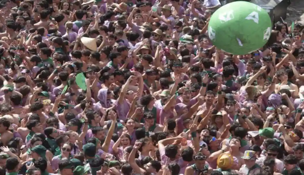 FOTOGRAFÍA. HUESCA (HUESCA) ARAGÓN (ESPAÑA), 09 DE AGOSTO DE 2026. Huesca inicia sus fiestas de San Lorenzo con pregón y cohete. El tradicional pregón y lanzamiento del cohete anunciador del inicio de las fiestas sume a Huesca este domingo en una semana de fiestas en honor a San Lorenzo, en la que la ciudad cambia la cotidianeidad por una marea festiva en blanco y verde. Efe