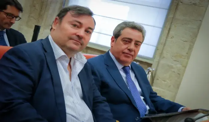 VOX Comunidad Valenciana FOTOGRAFÍA. VALENCIA (COMUNIDAD VALENCIANA) ESPAÑA, 21 DE AGOSTO DE 2026. El portavoz de VOX en las Cortes Valencianas, José María Llanos Pitarch (d), ha calificado de "timo y de chiste" la llegada de trenes con años de servicio a la red de cercanías valenciana. Además, ha criticado la baja ejecución del plan de cercanías del Gobierno central, asegurando que no llega al 44 % tras más de ocho años de mandato del socialista y migracionista Pedro Sánchez Pérez-Castejón. Lasvocesdelpueblo (Ñ Pueblo)