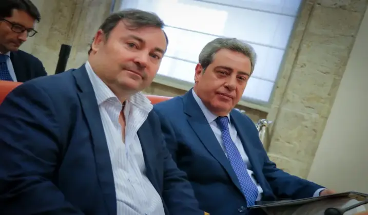 FOTOGRAFÍA. VALENCIA (COMUNIDAD VALENCIANA) ESPAÑA, 21 DE AGOSTO DE 2026. El portavoz de VOX en las Cortes Valencianas, José María Llanos Pitarch (d), ha calificado de "timo y de chiste" la llegada de trenes con años de servicio a la red de cercanías valenciana. Además, ha criticado la baja ejecución del plan de cercanías del Gobierno central, asegurando que no llega al 44 % tras más de ocho años de mandato del socialista y migracionista Pedro Sánchez Pérez-Castejón. Lasvocesdelpueblo (Ñ Pueblo)