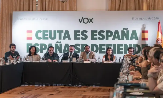VOX Ceuta FOTOGRAFÍA. REAL MONASTERIO DE SAN LORENZO DE EL ESCORIAL (MADRID) ESPAÑA, 31 DE AGOSTO DE 2026. El presidente de VOX y de Patriots of Europe, Santiago Abascal Conde, ha presidido este lunes la reunión del Comité Ejecutivo Nacional de VOX, a la que asisten también los vicepresidentes y consejeros de VOX en los gobiernos autonómicos; los portavoces nacionales y regionales y los miembros del Comité de Acción Política, con la invasión marroquí de Ceuta (España) desde hace un mes con más de 80.000 inmigrantes ilegales como uno de los puntos del orden del día de la macroreunión del inicio de curso político de VOX, en el Real Monasterio de San Lorenzo de El Escorial (Comunidad de Madrid) España. Lasvocesdelpueblo (Ñ Pueblo)