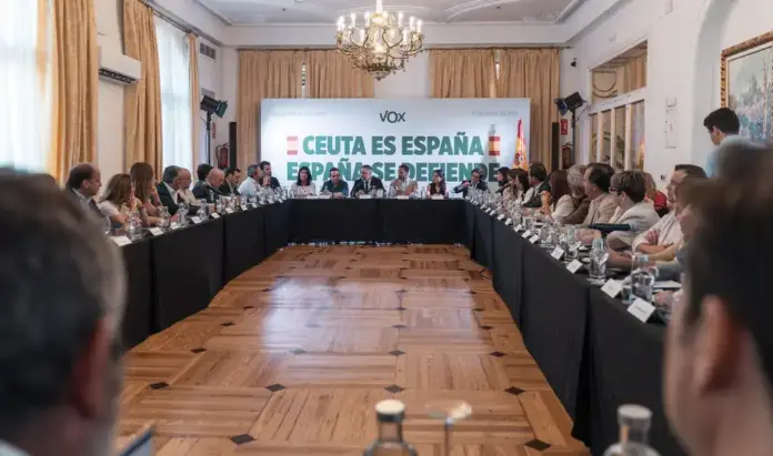 FOTOGRAFÍA. REAL MONASTERIO DE SAN LORENZO DE EL ESCORIAL (MADRID) ESPAÑA, 31 DE AGOSTO DE 2026. El presidente de VOX y de Patriots of Europe, Santiago Abascal Conde, ha presidido este lunes la reunión del Comité Ejecutivo Nacional de VOX, a la que asisten también los vicepresidentes y consejeros de VOX en los gobiernos autonómicos; los portavoces nacionales y regionales y los miembros del Comité de Acción Política, con la invasión marroquí de Ceuta (España) desde hace un mes con más de 80.000 inmigrantes ilegales como uno de los puntos del orden del día de la macroreunión del inicio de curso político de VOX, en el Real Monasterio de San Lorenzo de El Escorial (Comunidad de Madrid) España. Lasvocesdelpueblo (Ñ Pueblo)