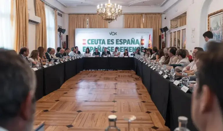 FOTOGRAFÍA. REAL MONASTERIO DE SAN LORENZO DE EL ESCORIAL (MADRID) ESPAÑA, 31 DE AGOSTO DE 2026. El presidente de VOX y de Patriots of Europe, Santiago Abascal Conde, ha presidido este lunes la reunión del Comité Ejecutivo Nacional de VOX, a la que asisten también los vicepresidentes y consejeros de VOX en los gobiernos autonómicos; los portavoces nacionales y regionales y los miembros del Comité de Acción Política, con la invasión marroquí de Ceuta (España) desde hace un mes con más de 80.000 inmigrantes ilegales como uno de los puntos del orden del día de la macroreunión del inicio de curso político de VOX, en el Real Monasterio de San Lorenzo de El Escorial (Comunidad de Madrid) España. Lasvocesdelpueblo (Ñ Pueblo)