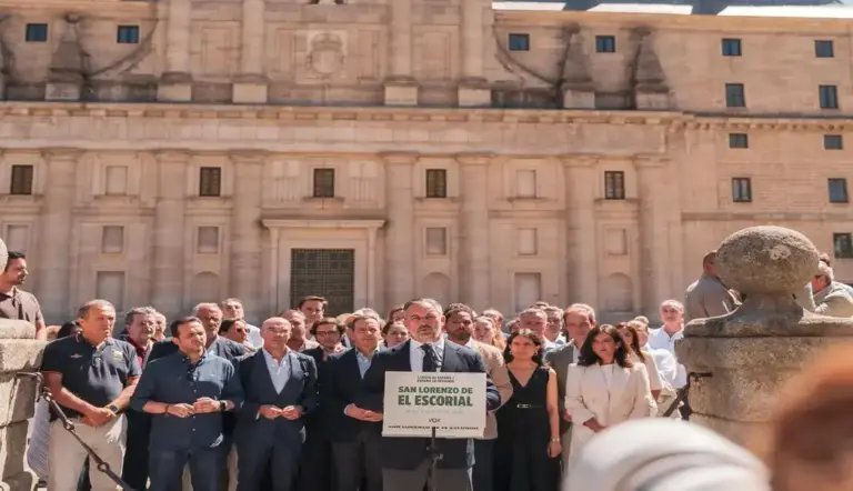 FOTOGRAFÍA. REAL MONASTERIO DE SAN LORENZO DE EL ESCORIAL (MADRID) ESPAÑA, 31 DE AGOSTO DE 2026. El presidente de VOX y de Patriots of Europe, Santiago Abascal Conde, ha presidido este lunes la reunión del Comité Ejecutivo Nacional de VOX, a la que asisten también los vicepresidentes y consejeros de VOX en los gobiernos autonómicos; los portavoces nacionales y regionales y los miembros del Comité de Acción Política, con la invasión marroquí de Ceuta (España) desde hace un mes con más de 80.000 inmigrantes ilegales como uno de los puntos del orden del día de la macroreunión del inicio de curso político de VOX, en el Real Monasterio de San Lorenzo de El Escorial (Comunidad de Madrid) España. Lasvocesdelpueblo (Ñ Pueblo)