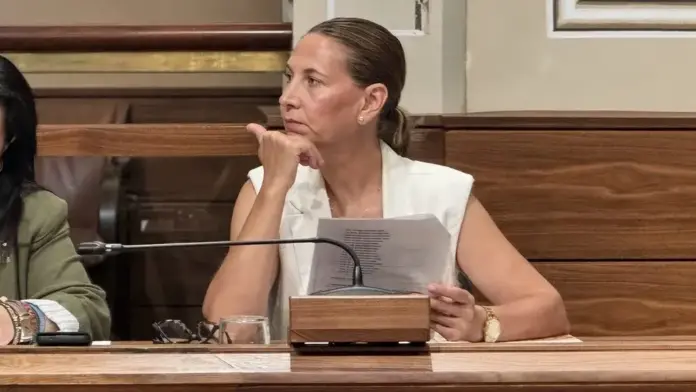 FOTOGRAFÍA. SALOU (TARRAGONA) ESPAÑA, 25 DE AGOSTO DE 2026. La portavoz del Grupo Municipal de VOX, Anabel Rodríguez Ros, durante un Pleno municipal. Lasvocesdelpueblo (Ñ Pueblo)